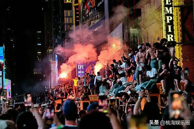 世界杯热潮席卷纽约，数千万人参与尼克斯夺冠游行的足球赛事启示